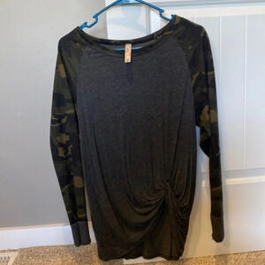 Women’s Small camo tie front long sleeve shirt​​